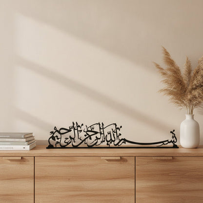 Calligraphie Bismillah Thuluth | Décoration islamique autoportante – Gros plan sur un buffet dans un salon moderne, Vue 1